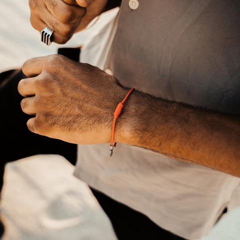 Pulseira de corda vermelha com nó