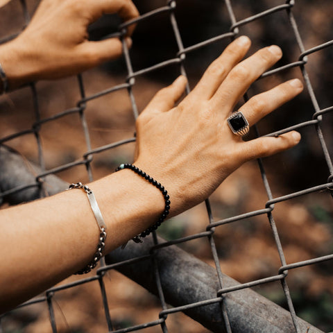 Pulseira de contas de ônix preta