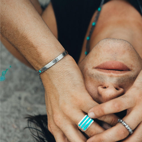 Pulseira de hieróglifos modernos de prata esterlina com turquesa